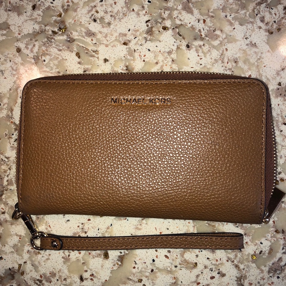 Michael Kors Wristlet (LIKE NEW) GREAT DEAL
